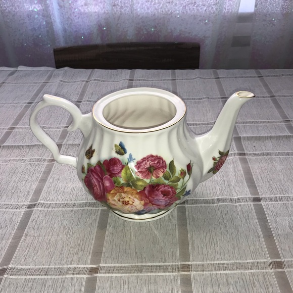 Stechkol Bone China Garden Roses teapot With Lid, 4 Cups (1 Mismatch) - Picture 10 of 13